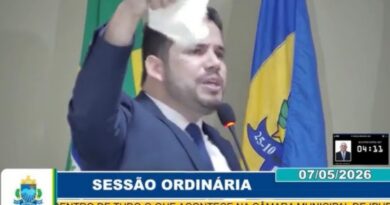 Vereador tira tapioca do terno após colega trocar oposição pela base do prefeito em Ipueiras (CE)