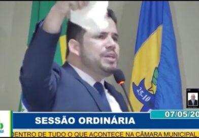 Vereador tira tapioca do terno após colega trocar oposição pela base do prefeito em Ipueiras (CE)