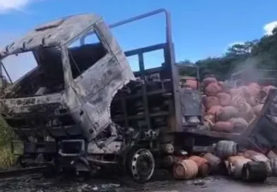 Caminhão com carga de botijões de gás pega fogo e gera explosões em São Benedito, no Ceará