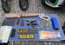Polícia Militar e Raio apreendem drogas, armas, dinheiro, celular e moto roubada em Ipueiras