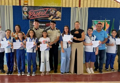 Alunos recebem certificados durante formatura do PROERD em Ipu
