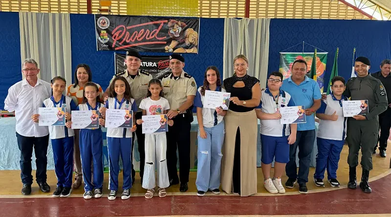 Alunos recebem certificados durante formatura do PROERD em Ipu