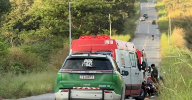 Três pessoas ficam feridas após motocicleta colidir na traseira de caminhão na CE-187
