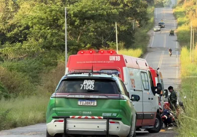 Três pessoas ficam feridas após motocicleta colidir na traseira de caminhão na CE-187