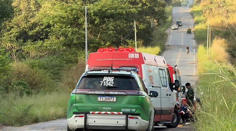 Três pessoas ficam feridas após motocicleta colidir na traseira de caminhão na CE-187