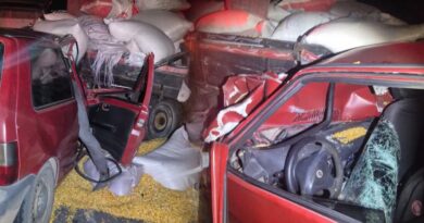 Fiat Uno colide na traseira de carroceria puxada por trator na CE-257, em Pires Ferreira