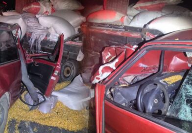 Fiat Uno colide na traseira de carroceria puxada por trator na CE-257, em Pires Ferreira