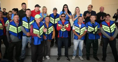Mototaxistas de Ipu recebem novos coletes durante evento no Palácio Iracema