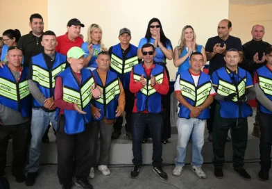 Mototaxistas de Ipu recebem novos coletes durante evento no Palácio Iracema