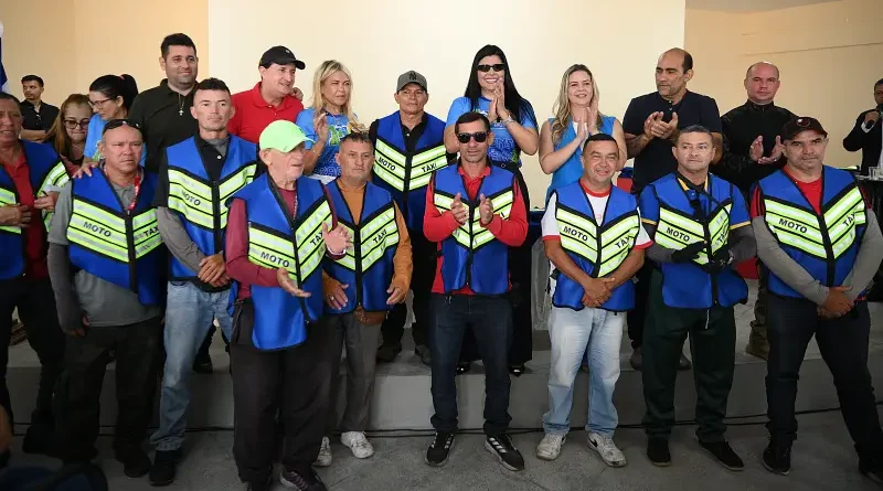 Mototaxistas de Ipu recebem novos coletes durante evento no Palácio Iracema