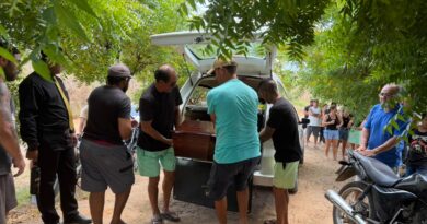 Sob forte comoção, corpo de Alex Neres é sepultado em Abílio Martins