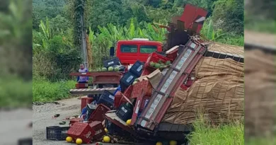 Carroceria de caminhão tomba após motorista tentar desviar de buraco em Várzea do Gilo