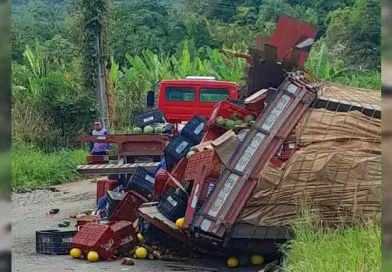 Carroceria de caminhão tomba após motorista tentar desviar de buraco em Várzea do Gilo