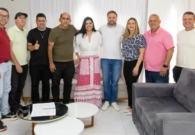 Prefeita Milena Damasceno recebe Gadyel Gonçalves e vereadores para encontro político em Ipu