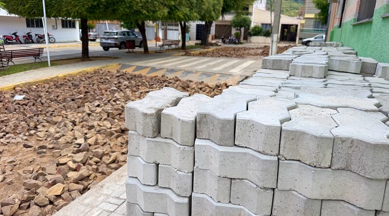 Prefeitura de Ipu inicia instalação de piso intertravado no Quadro da Igrejinha