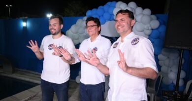 Adriano Melo recebe Moses Rodrigues e Moses Filho em encontro político no centro de Ipu