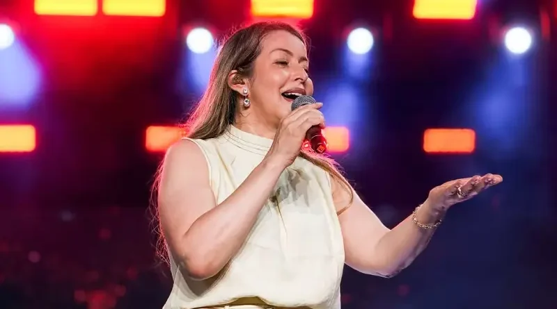 Adriana Arydes reúne público católico em show pelos 103 anos de Reriutaba